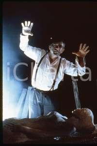 35mm vintage slide* 1989 CINEMA "Hellgate" - Ron PALILLO, Abigail WOLCOTT (8)  Diapositiva d'epoca, in formato 35 mm.CONDIZIONI: GOODE' severamente vietata la riproduzione. Tutti i diritti sono riservati.Nella diapositiva ICharta mette in vendita, sul negozio eBay e in esclusiva sul sito "icharta" il proprio archivio composto da numerose diapositive e negativi fotografici d'epoca, tutti originali e autentici, che attraversano la storia del costume italiano tra gli la fine degli anni Sessanta e Novanta.Si tratta di uno sguardo inedito sull'attualit&agrave;, la politica, la vita quotidiana, il gossip e la cultura, che fotografa il cambiamento della nazione in quest'ultimo scorcio del XX secolo. Un'occasione unica per il mercato del collezionismo, che vede finalmente disponibile un archivio eccezionale per vastit&agrave;, tematiche e condizioni, in un settore (il negativo fotografico e la diapositiva) di assoluta novit&agrave; e dalle interessanti prospettive di investimento. GOOD/buono   originale e autentica 1