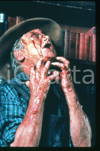 35mm vintage slide* 1989 CINEMA "Hellgate" - Ron PALILLO, Abigail WOLCOTT (9)  Diapositiva d'epoca, in formato 35 mm.CONDIZIONI: GOODE' severamente vietata la riproduzione. Tutti i diritti sono riservati.Nella diapositiva ICharta mette in vendita, sul negozio eBay e in esclusiva sul sito "icharta" il proprio archivio composto da numerose diapositive e negativi fotografici d'epoca, tutti originali e autentici, che attraversano la storia del costume italiano tra gli la fine degli anni Sessanta e Novanta.Si tratta di uno sguardo inedito sull'attualit&agrave;, la politica, la vita quotidiana, il gossip e la cultura, che fotografa il cambiamento della nazione in quest'ultimo scorcio del XX secolo. Un'occasione unica per il mercato del collezionismo, che vede finalmente disponibile un archivio eccezionale per vastit&agrave;, tematiche e condizioni, in un settore (il negativo fotografico e la diapositiva) di assoluta novit&agrave; e dalle interessanti prospettive di investimento. GOOD/buono   originale e autentica 1