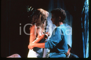 35mm vintage slide* 1989 CINEMA "Hellgate" - Ron PALILLO, Abigail WOLCOTT (16)  Diapositiva d'epoca, in formato 35 mm.CONDIZIONI: GOODE' severamente vietata la riproduzione. Tutti i diritti sono riservati.Nella diapositiva ICharta mette in vendita, sul negozio eBay e in esclusiva sul sito "icharta" il proprio archivio composto da numerose diapositive e negativi fotografici d'epoca, tutti originali e autentici, che attraversano la storia del costume italiano tra gli la fine degli anni Sessanta e Novanta.Si tratta di uno sguardo inedito sull'attualit&agrave;, la politica, la vita quotidiana, il gossip e la cultura, che fotografa il cambiamento della nazione in quest'ultimo scorcio del XX secolo. Un'occasione unica per il mercato del collezionismo, che vede finalmente disponibile un archivio eccezionale per vastit&agrave;, tematiche e condizioni, in un settore (il negativo fotografico e la diapositiva) di assoluta novit&agrave; e dalle interessanti prospettive di investimento. GOOD/buono   originale e autentica 1