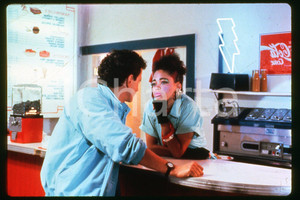 35mm vintage slide* 1989 CINEMA "Hellgate" - Ron PALILLO, Abigail WOLCOTT (28)  Diapositiva d'epoca, in formato 35 mm.CONDIZIONI: GOODE' severamente vietata la riproduzione. Tutti i diritti sono riservati.Nella diapositiva ICharta mette in vendita, sul negozio eBay e in esclusiva sul sito "icharta" il proprio archivio composto da numerose diapositive e negativi fotografici d'epoca, tutti originali e autentici, che attraversano la storia del costume italiano tra gli la fine degli anni Sessanta e Novanta.Si tratta di uno sguardo inedito sull'attualit&agrave;, la politica, la vita quotidiana, il gossip e la cultura, che fotografa il cambiamento della nazione in quest'ultimo scorcio del XX secolo. Un'occasione unica per il mercato del collezionismo, che vede finalmente disponibile un archivio eccezionale per vastit&agrave;, tematiche e condizioni, in un settore (il negativo fotografico e la diapositiva) di assoluta novit&agrave; e dalle interessanti prospettive di investimento. GOOD/buono   originale e autentica 1