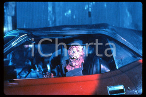 35mm vintage slide* 1989 CINEMA "Hellgate" - Ron PALILLO, Abigail WOLCOTT (29)  Diapositiva d'epoca, in formato 35 mm.CONDIZIONI: GOODE' severamente vietata la riproduzione. Tutti i diritti sono riservati.Nella diapositiva ICharta mette in vendita, sul negozio eBay e in esclusiva sul sito "icharta" il proprio archivio composto da numerose diapositive e negativi fotografici d'epoca, tutti originali e autentici, che attraversano la storia del costume italiano tra gli la fine degli anni Sessanta e Novanta.Si tratta di uno sguardo inedito sull'attualit&agrave;, la politica, la vita quotidiana, il gossip e la cultura, che fotografa il cambiamento della nazione in quest'ultimo scorcio del XX secolo. Un'occasione unica per il mercato del collezionismo, che vede finalmente disponibile un archivio eccezionale per vastit&agrave;, tematiche e condizioni, in un settore (il negativo fotografico e la diapositiva) di assoluta novit&agrave; e dalle interessanti prospettive di investimento. GOOD/buono   originale e autentica 1