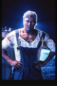 35mm vintage slide* 1989 CINEMA "Hellgate" - Ron PALILLO, Abigail WOLCOTT (31)  Diapositiva d'epoca, in formato 35 mm.CONDIZIONI: GOODE' severamente vietata la riproduzione. Tutti i diritti sono riservati.Nella diapositiva ICharta mette in vendita, sul negozio eBay e in esclusiva sul sito "icharta" il proprio archivio composto da numerose diapositive e negativi fotografici d'epoca, tutti originali e autentici, che attraversano la storia del costume italiano tra gli la fine degli anni Sessanta e Novanta.Si tratta di uno sguardo inedito sull'attualit&agrave;, la politica, la vita quotidiana, il gossip e la cultura, che fotografa il cambiamento della nazione in quest'ultimo scorcio del XX secolo. Un'occasione unica per il mercato del collezionismo, che vede finalmente disponibile un archivio eccezionale per vastit&agrave;, tematiche e condizioni, in un settore (il negativo fotografico e la diapositiva) di assoluta novit&agrave; e dalle interessanti prospettive di investimento. GOOD/buono   originale e autentica 1