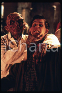 35mm vintage slide* 1989 CINEMA - "THE VINEYARD", James HONG, Michael WONG (48)  Diapositiva d'epoca, in formato 35 mm.CONDIZIONI: GOODE' severamente vietata la riproduzione. Tutti i diritti sono riservati.Nella diapositiva ICharta mette in vendita, sul negozio eBay e in esclusiva sul sito "icharta" il proprio archivio composto da numerose diapositive e negativi fotografici d'epoca, tutti originali e autentici, che attraversano la storia del costume italiano tra gli la fine degli anni Sessanta e Novanta.Si tratta di uno sguardo inedito sull'attualit&agrave;, la politica, la vita quotidiana, il gossip e la cultura, che fotografa il cambiamento della nazione in quest'ultimo scorcio del XX secolo. Un'occasione unica per il mercato del collezionismo, che vede finalmente disponibile un archivio eccezionale per vastit&agrave;, tematiche e condizioni, in un settore (il negativo fotografico e la diapositiva) di assoluta novit&agrave; e dalle interessanti prospettive di investimento. GOOD/buono   originale e autentica 1