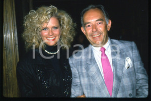 35mm vintage slide* 1987, CALIFORNIA, CINEMA -actor Robin LEACH and Judy LEDFORD  Diapositiva d'epoca, in formato 35 mm.CONDIZIONI: GOODE' severamente vietata la riproduzione. Tutti i diritti sono riservati.Nella diapositiva ICharta mette in vendita, sul negozio eBay e in esclusiva sul sito "icharta" il proprio archivio composto da numerose diapositive e negativi fotografici d'epoca, tutti originali e autentici, che attraversano la storia del costume italiano tra gli la fine degli anni Sessanta e Novanta.Si tratta di uno sguardo inedito sull'attualit&agrave;, la politica, la vita quotidiana, il gossip e la cultura, che fotografa il cambiamento della nazione in quest'ultimo scorcio del XX secolo. Un'occasione unica per il mercato del collezionismo, che vede finalmente disponibile un archivio eccezionale per vastit&agrave;, tematiche e condizioni, in un settore (il negativo fotografico e la diapositiva) di assoluta novit&agrave; e dalle interessanti prospettive di investimento. GOOD/buono   originale e autentica 1