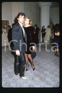 35mm vintage slide* 1985 ca USA - CINEMA Lorenzo LAMAS Kathleen KINMONT (3)  Diapositiva d'epoca, in formato 35 mm.CONDIZIONI: GOODE' severamente vietata la riproduzione. Tutti i diritti sono riservati.Nella diapositiva ICharta mette in vendita, sul negozio eBay e in esclusiva sul sito "icharta" il proprio archivio composto da numerose diapositive e negativi fotografici d'epoca, tutti originali e autentici, che attraversano la storia del costume italiano tra gli la fine degli anni Sessanta e Novanta.Si tratta di uno sguardo inedito sull'attualit&agrave;, la politica, la vita quotidiana, il gossip e la cultura, che fotografa il cambiamento della nazione in quest'ultimo scorcio del XX secolo. Un'occasione unica per il mercato del collezionismo, che vede finalmente disponibile un archivio eccezionale per vastit&agrave;, tematiche e condizioni, in un settore (il negativo fotografico e la diapositiva) di assoluta novit&agrave; e dalle interessanti prospettive di investimento. GOOD/buono   originale e autentica 1