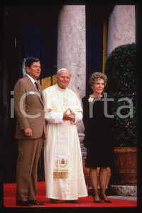 35mm vintage slide* 1987 WASHINGTON DC Giovanni Paolo II Ronald and Nancy REAGAN  Diapositiva d'epoca, in formato 35 mm.CONDIZIONI: GOODE' severamente vietata la riproduzione. Tutti i diritti sono riservati.Nella diapositiva ICharta mette in vendita, sul negozio eBay e in esclusiva sul sito "icharta" il proprio archivio composto da numerose diapositive e negativi fotografici d'epoca, tutti originali e autentici, che attraversano la storia del costume italiano tra gli la fine degli anni Sessanta e Novanta.Si tratta di uno sguardo inedito sull'attualit&agrave;, la politica, la vita quotidiana, il gossip e la cultura, che fotografa il cambiamento della nazione in quest'ultimo scorcio del XX secolo. Un'occasione unica per il mercato del collezionismo, che vede finalmente disponibile un archivio eccezionale per vastit&agrave;, tematiche e condizioni, in un settore (il negativo fotografico e la diapositiva) di assoluta novit&agrave; e dalle interessanti prospettive di investimento.  FAIR/discreto   originale e autentica 1