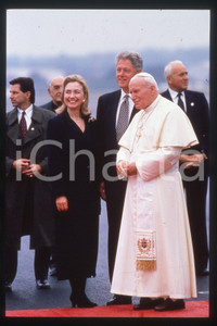 35mm vintage slide* 1995 USA Giovanni Paolo II with Hillary and Bill CLINTON  Diapositiva d'epoca, in formato 35 mm.CONDIZIONI: GOODE' severamente vietata la riproduzione. Tutti i diritti sono riservati.Nella diapositiva ICharta mette in vendita, sul negozio eBay e in esclusiva sul sito "icharta" il proprio archivio composto da numerose diapositive e negativi fotografici d'epoca, tutti originali e autentici, che attraversano la storia del costume italiano tra gli la fine degli anni Sessanta e Novanta.Si tratta di uno sguardo inedito sull'attualit&agrave;, la politica, la vita quotidiana, il gossip e la cultura, che fotografa il cambiamento della nazione in quest'ultimo scorcio del XX secolo. Un'occasione unica per il mercato del collezionismo, che vede finalmente disponibile un archivio eccezionale per vastit&agrave;, tematiche e condizioni, in un settore (il negativo fotografico e la diapositiva) di assoluta novit&agrave; e dalle interessanti prospettive di investimento.  FAIR/discreto   originale e autentica 1