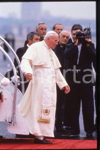 35mm vintage slide* 1995 USA Papa Giovanni Paolo II at the airport  Diapositiva d'epoca, in formato 35 mm.CONDIZIONI: GOODE' severamente vietata la riproduzione. Tutti i diritti sono riservati.Nella diapositiva ICharta mette in vendita, sul negozio eBay e in esclusiva sul sito "icharta" il proprio archivio composto da numerose diapositive e negativi fotografici d'epoca, tutti originali e autentici, che attraversano la storia del costume italiano tra gli la fine degli anni Sessanta e Novanta.Si tratta di uno sguardo inedito sull'attualit&agrave;, la politica, la vita quotidiana, il gossip e la cultura, che fotografa il cambiamento della nazione in quest'ultimo scorcio del XX secolo. Un'occasione unica per il mercato del collezionismo, che vede finalmente disponibile un archivio eccezionale per vastit&agrave;, tematiche e condizioni, in un settore (il negativo fotografico e la diapositiva) di assoluta novit&agrave; e dalle interessanti prospettive di investimento.  FAIR/discreto   originale e autentica 1