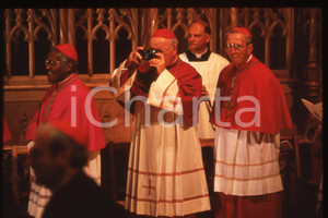 35mm vintage slide* 1995 USA New York Cathedral Giovanni Paolo II  Diapositiva d'epoca, in formato 35 mm.CONDIZIONI: GOODE' severamente vietata la riproduzione. Tutti i diritti sono riservati.Nella diapositiva ICharta mette in vendita, sul negozio eBay e in esclusiva sul sito "icharta" il proprio archivio composto da numerose diapositive e negativi fotografici d'epoca, tutti originali e autentici, che attraversano la storia del costume italiano tra gli la fine degli anni Sessanta e Novanta.Si tratta di uno sguardo inedito sull'attualit&agrave;, la politica, la vita quotidiana, il gossip e la cultura, che fotografa il cambiamento della nazione in quest'ultimo scorcio del XX secolo. Un'occasione unica per il mercato del collezionismo, che vede finalmente disponibile un archivio eccezionale per vastit&agrave;, tematiche e condizioni, in un settore (il negativo fotografico e la diapositiva) di assoluta novit&agrave; e dalle interessanti prospettive di investimento.  FAIR/discreto   originale e autentica 1