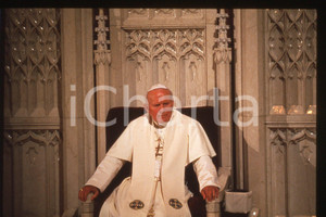 35mm vintage slide* 1995 USA - NEWARK Cathedral - Papa GIOVANNI PAOLO II  Diapositiva d'epoca, in formato 35 mm.CONDIZIONI: GOODE' severamente vietata la riproduzione. Tutti i diritti sono riservati.Nella diapositiva ICharta mette in vendita, sul negozio eBay e in esclusiva sul sito "icharta" il proprio archivio composto da numerose diapositive e negativi fotografici d'epoca, tutti originali e autentici, che attraversano la storia del costume italiano tra gli la fine degli anni Sessanta e Novanta.Si tratta di uno sguardo inedito sull'attualit&agrave;, la politica, la vita quotidiana, il gossip e la cultura, che fotografa il cambiamento della nazione in quest'ultimo scorcio del XX secolo. Un'occasione unica per il mercato del collezionismo, che vede finalmente disponibile un archivio eccezionale per vastit&agrave;, tematiche e condizioni, in un settore (il negativo fotografico e la diapositiva) di assoluta novit&agrave; e dalle interessanti prospettive di investimento.  FAIR/discreto   originale e autentica 1
