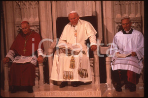 35mm vintage slide* 1995 USA - NEWARK Cathedral GIOVANNI PAOLO II  Diapositiva d'epoca, in formato 35 mm.CONDIZIONI: GOODE' severamente vietata la riproduzione. Tutti i diritti sono riservati.Nella diapositiva ICharta mette in vendita, sul negozio eBay e in esclusiva sul sito "icharta" il proprio archivio composto da numerose diapositive e negativi fotografici d'epoca, tutti originali e autentici, che attraversano la storia del costume italiano tra gli la fine degli anni Sessanta e Novanta.Si tratta di uno sguardo inedito sull'attualit&agrave;, la politica, la vita quotidiana, il gossip e la cultura, che fotografa il cambiamento della nazione in quest'ultimo scorcio del XX secolo. Un'occasione unica per il mercato del collezionismo, che vede finalmente disponibile un archivio eccezionale per vastit&agrave;, tematiche e condizioni, in un settore (il negativo fotografico e la diapositiva) di assoluta novit&agrave; e dalle interessanti prospettive di investimento.  FAIR/discreto   originale e autentica 1