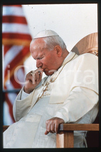 35mm vintage slide* 1995 USA - NEW YORK Giovanni Paolo II with american flag (1)  Diapositiva d'epoca, in formato 35 mm.CONDIZIONI: GOODE' severamente vietata la riproduzione. Tutti i diritti sono riservati.Nella diapositiva ICharta mette in vendita, sul negozio eBay e in esclusiva sul sito "icharta" il proprio archivio composto da numerose diapositive e negativi fotografici d'epoca, tutti originali e autentici, che attraversano la storia del costume italiano tra gli la fine degli anni Sessanta e Novanta.Si tratta di uno sguardo inedito sull'attualit&agrave;, la politica, la vita quotidiana, il gossip e la cultura, che fotografa il cambiamento della nazione in quest'ultimo scorcio del XX secolo. Un'occasione unica per il mercato del collezionismo, che vede finalmente disponibile un archivio eccezionale per vastit&agrave;, tematiche e condizioni, in un settore (il negativo fotografico e la diapositiva) di assoluta novit&agrave; e dalle interessanti prospettive di investimento.  FAIR/discreto   originale e autentica 1