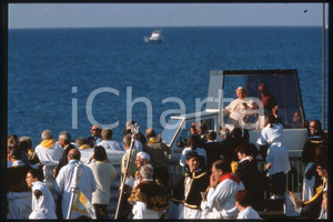 35mm vintage slide* 1998 CHIAVARI Giovanni Paolo II su Papamobile (1)  Diapositiva d'epoca, in formato 35 mm.CONDIZIONI: GOODE' severamente vietata la riproduzione. Tutti i diritti sono riservati.Nella diapositiva ICharta mette in vendita, sul negozio eBay e in esclusiva sul sito "icharta" il proprio archivio composto da numerose diapositive e negativi fotografici d'epoca, tutti originali e autentici, che attraversano la storia del costume italiano tra gli la fine degli anni Sessanta e Novanta.Si tratta di uno sguardo inedito sull'attualit&agrave;, la politica, la vita quotidiana, il gossip e la cultura, che fotografa il cambiamento della nazione in quest'ultimo scorcio del XX secolo. Un'occasione unica per il mercato del collezionismo, che vede finalmente disponibile un archivio eccezionale per vastit&agrave;, tematiche e condizioni, in un settore (il negativo fotografico e la diapositiva) di assoluta novit&agrave; e dalle interessanti prospettive di investimento.  FAIR/discreto   originale e autentica 1