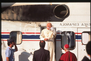 35mm vintage slide* 1993 SPAIN Arrive of Pope GIOVANNI PAOLO II  Diapositiva d'epoca, in formato 35 mm.CONDIZIONI: GOODE' severamente vietata la riproduzione. Tutti i diritti sono riservati.Nella diapositiva ICharta mette in vendita, sul negozio eBay e in esclusiva sul sito "icharta" il proprio archivio composto da numerose diapositive e negativi fotografici d'epoca, tutti originali e autentici, che attraversano la storia del costume italiano tra gli la fine degli anni Sessanta e Novanta.Si tratta di uno sguardo inedito sull'attualit&agrave;, la politica, la vita quotidiana, il gossip e la cultura, che fotografa il cambiamento della nazione in quest'ultimo scorcio del XX secolo. Un'occasione unica per il mercato del collezionismo, che vede finalmente disponibile un archivio eccezionale per vastit&agrave;, tematiche e condizioni, in un settore (il negativo fotografico e la diapositiva) di assoluta novit&agrave; e dalle interessanti prospettive di investimento.  FAIR/discreto   originale e autentica 1