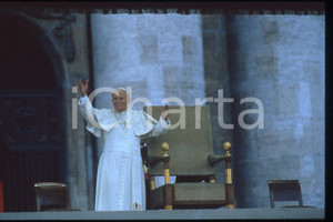35mm vintage slide*  1994 VATICANO Giornata della famiglia GIOVANNI PAOLO II  Diapositiva d'epoca, in formato 35 mm.CONDIZIONI: GOODE' severamente vietata la riproduzione. Tutti i diritti sono riservati.Nella diapositiva ICharta mette in vendita, sul negozio eBay e in esclusiva sul sito "icharta" il proprio archivio composto da numerose diapositive e negativi fotografici d'epoca, tutti originali e autentici, che attraversano la storia del costume italiano tra gli la fine degli anni Sessanta e Novanta.Si tratta di uno sguardo inedito sull'attualit&agrave;, la politica, la vita quotidiana, il gossip e la cultura, che fotografa il cambiamento della nazione in quest'ultimo scorcio del XX secolo. Un'occasione unica per il mercato del collezionismo, che vede finalmente disponibile un archivio eccezionale per vastit&agrave;, tematiche e condizioni, in un settore (il negativo fotografico e la diapositiva) di assoluta novit&agrave; e dalle interessanti prospettive di investimento.  FAIR/discreto   originale e autentica 1