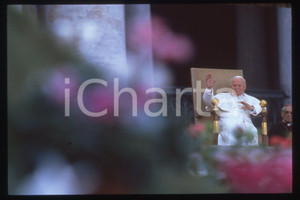 35mm vintage slide*  1994 - Vatican- GIOVANNI PAOLO II  Diapositiva d'epoca, in formato 35 mm.CONDIZIONI: GOODE' severamente vietata la riproduzione. Tutti i diritti sono riservati.Nella diapositiva ICharta mette in vendita, sul negozio eBay e in esclusiva sul sito "icharta" il proprio archivio composto da numerose diapositive e negativi fotografici d'epoca, tutti originali e autentici, che attraversano la storia del costume italiano tra gli la fine degli anni Sessanta e Novanta.Si tratta di uno sguardo inedito sull'attualit&agrave;, la politica, la vita quotidiana, il gossip e la cultura, che fotografa il cambiamento della nazione in quest'ultimo scorcio del XX secolo. Un'occasione unica per il mercato del collezionismo, che vede finalmente disponibile un archivio eccezionale per vastit&agrave;, tematiche e condizioni, in un settore (il negativo fotografico e la diapositiva) di assoluta novit&agrave; e dalle interessanti prospettive di investimento.  FAIR/discreto   originale e autentica 1