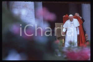35mm vintage slide* 1994 VATICANO Giornata della famiglia GIOVANNI PAOLO II (2)  Diapositiva d'epoca, in formato 35 mm.CONDIZIONI: GOODE' severamente vietata la riproduzione. Tutti i diritti sono riservati.Nella diapositiva ICharta mette in vendita, sul negozio eBay e in esclusiva sul sito "icharta" il proprio archivio composto da numerose diapositive e negativi fotografici d'epoca, tutti originali e autentici, che attraversano la storia del costume italiano tra gli la fine degli anni Sessanta e Novanta.Si tratta di uno sguardo inedito sull'attualit&agrave;, la politica, la vita quotidiana, il gossip e la cultura, che fotografa il cambiamento della nazione in quest'ultimo scorcio del XX secolo. Un'occasione unica per il mercato del collezionismo, che vede finalmente disponibile un archivio eccezionale per vastit&agrave;, tematiche e condizioni, in un settore (il negativo fotografico e la diapositiva) di assoluta novit&agrave; e dalle interessanti prospettive di investimento.  FAIR/discreto   originale e autentica 1