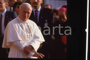 35mm vintage slide* 1986 FRANCE - ARS Pope GIOVANNI PAOLO II (13)  Diapositiva d'epoca, in formato 35 mm.CONDIZIONI: GOODE' severamente vietata la riproduzione. Tutti i diritti sono riservati.Nella diapositiva ICharta mette in vendita, sul negozio eBay e in esclusiva sul sito "icharta" il proprio archivio composto da numerose diapositive e negativi fotografici d'epoca, tutti originali e autentici, che attraversano la storia del costume italiano tra gli la fine degli anni Sessanta e Novanta.Si tratta di uno sguardo inedito sull'attualit&agrave;, la politica, la vita quotidiana, il gossip e la cultura, che fotografa il cambiamento della nazione in quest'ultimo scorcio del XX secolo. Un'occasione unica per il mercato del collezionismo, che vede finalmente disponibile un archivio eccezionale per vastit&agrave;, tematiche e condizioni, in un settore (il negativo fotografico e la diapositiva) di assoluta novit&agrave; e dalle interessanti prospettive di investimento.  FAIR/discreto   originale e autentica 1