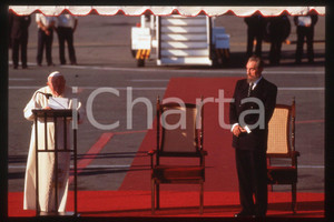 35mm vintage slide* 1998 CUBA - GIOVANNI PAOLO II and Fidel CASTRO  Diapositiva d'epoca, in formato 35 mm.CONDIZIONI: GOODE' severamente vietata la riproduzione. Tutti i diritti sono riservati.Nella diapositiva ICharta mette in vendita, sul negozio eBay e in esclusiva sul sito "icharta" il proprio archivio composto da numerose diapositive e negativi fotografici d'epoca, tutti originali e autentici, che attraversano la storia del costume italiano tra gli la fine degli anni Sessanta e Novanta.Si tratta di uno sguardo inedito sull'attualit&agrave;, la politica, la vita quotidiana, il gossip e la cultura, che fotografa il cambiamento della nazione in quest'ultimo scorcio del XX secolo. Un'occasione unica per il mercato del collezionismo, che vede finalmente disponibile un archivio eccezionale per vastit&agrave;, tematiche e condizioni, in un settore (il negativo fotografico e la diapositiva) di assoluta novit&agrave; e dalle interessanti prospettive di investimento.  FAIR/discreto   originale e autentica 1