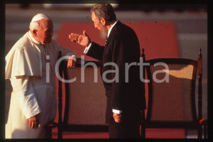 35mm vintage slide* 1998 CUBA - GIOVANNI PAOLO II and Fidel CASTRO (3)  Diapositiva d'epoca, in formato 35 mm.CONDIZIONI: GOODE' severamente vietata la riproduzione. Tutti i diritti sono riservati.Nella diapositiva ICharta mette in vendita, sul negozio eBay e in esclusiva sul sito "icharta" il proprio archivio composto da numerose diapositive e negativi fotografici d'epoca, tutti originali e autentici, che attraversano la storia del costume italiano tra gli la fine degli anni Sessanta e Novanta.Si tratta di uno sguardo inedito sull'attualit&agrave;, la politica, la vita quotidiana, il gossip e la cultura, che fotografa il cambiamento della nazione in quest'ultimo scorcio del XX secolo. Un'occasione unica per il mercato del collezionismo, che vede finalmente disponibile un archivio eccezionale per vastit&agrave;, tematiche e condizioni, in un settore (il negativo fotografico e la diapositiva) di assoluta novit&agrave; e dalle interessanti prospettive di investimento.  FAIR/discreto   originale e autentica 1