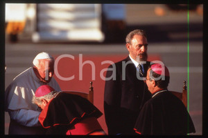 35mm vintage slide* 1998 CUBA - GIOVANNI PAOLO II and Fidel CASTRO (4)  Diapositiva d'epoca, in formato 35 mm.CONDIZIONI: GOODE' severamente vietata la riproduzione. Tutti i diritti sono riservati.Nella diapositiva ICharta mette in vendita, sul negozio eBay e in esclusiva sul sito "icharta" il proprio archivio composto da numerose diapositive e negativi fotografici d'epoca, tutti originali e autentici, che attraversano la storia del costume italiano tra gli la fine degli anni Sessanta e Novanta.Si tratta di uno sguardo inedito sull'attualit&agrave;, la politica, la vita quotidiana, il gossip e la cultura, che fotografa il cambiamento della nazione in quest'ultimo scorcio del XX secolo. Un'occasione unica per il mercato del collezionismo, che vede finalmente disponibile un archivio eccezionale per vastit&agrave;, tematiche e condizioni, in un settore (il negativo fotografico e la diapositiva) di assoluta novit&agrave; e dalle interessanti prospettive di investimento.  FAIR/discreto   originale e autentica 1