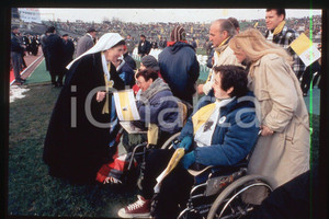 35mm vintage slide*1997 SARAJEVO - KOSEVO Visit of GIOVANNI PAOLO II (5)  Diapositiva d'epoca, in formato 35 mm.CONDIZIONI: GOODE' severamente vietata la riproduzione. Tutti i diritti sono riservati.Nella diapositiva ICharta mette in vendita, sul negozio eBay e in esclusiva sul sito "icharta" il proprio archivio composto da numerose diapositive e negativi fotografici d'epoca, tutti originali e autentici, che attraversano la storia del costume italiano tra gli la fine degli anni Sessanta e Novanta.Si tratta di uno sguardo inedito sull'attualit&agrave;, la politica, la vita quotidiana, il gossip e la cultura, che fotografa il cambiamento della nazione in quest'ultimo scorcio del XX secolo. Un'occasione unica per il mercato del collezionismo, che vede finalmente disponibile un archivio eccezionale per vastit&agrave;, tematiche e condizioni, in un settore (il negativo fotografico e la diapositiva) di assoluta novit&agrave; e dalle interessanti prospettive di investimento.  FAIR/discreto   originale e autentica 1