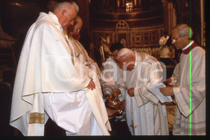 35mm vintage slide* 1997 VATICANO Giovedì Santo - Papa GIOVANNI PAOLO II (4)  Diapositiva d'epoca, in formato 35 mm.CONDIZIONI: GOODE' severamente vietata la riproduzione. Tutti i diritti sono riservati.Nella diapositiva ICharta mette in vendita, sul negozio eBay e in esclusiva sul sito "icharta" il proprio archivio composto da numerose diapositive e negativi fotografici d'epoca, tutti originali e autentici, che attraversano la storia del costume italiano tra gli la fine degli anni Sessanta e Novanta.Si tratta di uno sguardo inedito sull'attualit&agrave;, la politica, la vita quotidiana, il gossip e la cultura, che fotografa il cambiamento della nazione in quest'ultimo scorcio del XX secolo. Un'occasione unica per il mercato del collezionismo, che vede finalmente disponibile un archivio eccezionale per vastit&agrave;, tematiche e condizioni, in un settore (il negativo fotografico e la diapositiva) di assoluta novit&agrave; e dalle interessanti prospettive di investimento.  CONDIZIONI:FAIR/discreto originale e autentica 1