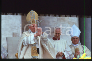 35mm vintage slide* 1997 VATICANO Papa GIOVANNI PAOLO II (5)  Diapositiva d'epoca, in formato 35 mm.CONDIZIONI: GOODE' severamente vietata la riproduzione. Tutti i diritti sono riservati.Nella diapositiva ICharta mette in vendita, sul negozio eBay e in esclusiva sul sito "icharta" il proprio archivio composto da numerose diapositive e negativi fotografici d'epoca, tutti originali e autentici, che attraversano la storia del costume italiano tra gli la fine degli anni Sessanta e Novanta.Si tratta di uno sguardo inedito sull'attualit&agrave;, la politica, la vita quotidiana, il gossip e la cultura, che fotografa il cambiamento della nazione in quest'ultimo scorcio del XX secolo. Un'occasione unica per il mercato del collezionismo, che vede finalmente disponibile un archivio eccezionale per vastit&agrave;, tematiche e condizioni, in un settore (il negativo fotografico e la diapositiva) di assoluta novit&agrave; e dalle interessanti prospettive di investimento.  FAIR/discreto   originale e autentica 1