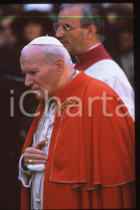 35mm vintage slide* 1994 ROMA Papa GIOVANNI PAOLO II Preghiera dell'Immacolata 1  Diapositiva d'epoca, in formato 35 mm.CONDIZIONI: GOODE' severamente vietata la riproduzione. Tutti i diritti sono riservati.Nella diapositiva ICharta mette in vendita, sul negozio eBay e in esclusiva sul sito "icharta" il proprio archivio composto da numerose diapositive e negativi fotografici d'epoca, tutti originali e autentici, che attraversano la storia del costume italiano tra gli la fine degli anni Sessanta e Novanta.Si tratta di uno sguardo inedito sull'attualit&agrave;, la politica, la vita quotidiana, il gossip e la cultura, che fotografa il cambiamento della nazione in quest'ultimo scorcio del XX secolo. Un'occasione unica per il mercato del collezionismo, che vede finalmente disponibile un archivio eccezionale per vastit&agrave;, tematiche e condizioni, in un settore (il negativo fotografico e la diapositiva) di assoluta novit&agrave; e dalle interessanti prospettive di investimento.  FAIR/discreto   originale e autentica 1