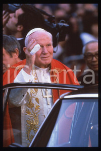 35mm vintage slide* 1994 ROMA - GIOVANNI PAOLO II Preghiera all'Immacolata (1)  Diapositiva d'epoca, in formato 35 mm.CONDIZIONI: GOODE' severamente vietata la riproduzione. Tutti i diritti sono riservati.Nella diapositiva ICharta mette in vendita, sul negozio eBay e in esclusiva sul sito "icharta" il proprio archivio composto da numerose diapositive e negativi fotografici d'epoca, tutti originali e autentici, che attraversano la storia del costume italiano tra gli la fine degli anni Sessanta e Novanta.Si tratta di uno sguardo inedito sull'attualit&agrave;, la politica, la vita quotidiana, il gossip e la cultura, che fotografa il cambiamento della nazione in quest'ultimo scorcio del XX secolo. Un'occasione unica per il mercato del collezionismo, che vede finalmente disponibile un archivio eccezionale per vastit&agrave;, tematiche e condizioni, in un settore (il negativo fotografico e la diapositiva) di assoluta novit&agrave; e dalle interessanti prospettive di investimento.  FAIR/discreto   originale e autentica 1