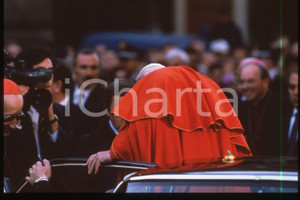 35mm vintage slide* 1994 ROMA - GIOVANNI PAOLO II Preghiera all'Immacolata (2)  Diapositiva d'epoca, in formato 35 mm.CONDIZIONI: GOODE' severamente vietata la riproduzione. Tutti i diritti sono riservati.Nella diapositiva ICharta mette in vendita, sul negozio eBay e in esclusiva sul sito "icharta" il proprio archivio composto da numerose diapositive e negativi fotografici d'epoca, tutti originali e autentici, che attraversano la storia del costume italiano tra gli la fine degli anni Sessanta e Novanta.Si tratta di uno sguardo inedito sull'attualit&agrave;, la politica, la vita quotidiana, il gossip e la cultura, che fotografa il cambiamento della nazione in quest'ultimo scorcio del XX secolo. Un'occasione unica per il mercato del collezionismo, che vede finalmente disponibile un archivio eccezionale per vastit&agrave;, tematiche e condizioni, in un settore (il negativo fotografico e la diapositiva) di assoluta novit&agrave; e dalle interessanti prospettive di investimento.  FAIR/discreto   originale e autentica 1