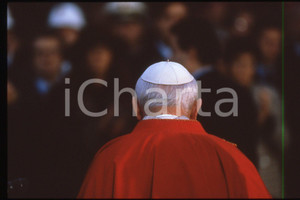 35mm vintage slide* 1994 ROMA Papa GIOVANNI PAOLO II Preghiera dell'Immacolata  Diapositiva d'epoca, in formato 35 mm.CONDIZIONI: GOODE' severamente vietata la riproduzione. Tutti i diritti sono riservati.Nella diapositiva ICharta mette in vendita, sul negozio eBay e in esclusiva sul sito "icharta" il proprio archivio composto da numerose diapositive e negativi fotografici d'epoca, tutti originali e autentici, che attraversano la storia del costume italiano tra gli la fine degli anni Sessanta e Novanta.Si tratta di uno sguardo inedito sull'attualit&agrave;, la politica, la vita quotidiana, il gossip e la cultura, che fotografa il cambiamento della nazione in quest'ultimo scorcio del XX secolo. Un'occasione unica per il mercato del collezionismo, che vede finalmente disponibile un archivio eccezionale per vastit&agrave;, tematiche e condizioni, in un settore (il negativo fotografico e la diapositiva) di assoluta novit&agrave; e dalle interessanti prospettive di investimento.  FAIR/discreto   originale e autentica 1