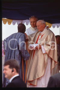 35mm vintage slide* 1993 BENIN Stadium PARAKAU - GIOVANNI PAOLO II (3)  Diapositiva d'epoca, in formato 35 mm.CONDIZIONI: GOODE' severamente vietata la riproduzione. Tutti i diritti sono riservati.Nella diapositiva ICharta mette in vendita, sul negozio eBay e in esclusiva sul sito "icharta" il proprio archivio composto da numerose diapositive e negativi fotografici d'epoca, tutti originali e autentici, che attraversano la storia del costume italiano tra gli la fine degli anni Sessanta e Novanta.Si tratta di uno sguardo inedito sull'attualit&agrave;, la politica, la vita quotidiana, il gossip e la cultura, che fotografa il cambiamento della nazione in quest'ultimo scorcio del XX secolo. Un'occasione unica per il mercato del collezionismo, che vede finalmente disponibile un archivio eccezionale per vastit&agrave;, tematiche e condizioni, in un settore (il negativo fotografico e la diapositiva) di assoluta novit&agrave; e dalle interessanti prospettive di investimento.  FAIR/discreto   originale e autentica 1