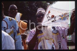 35mm vintage slide* 1993 BENIN Stadium PARAKAU People for GIOVANNI PAOLO II (1)  Diapositiva d'epoca, in formato 35 mm.CONDIZIONI: GOODE' severamente vietata la riproduzione. Tutti i diritti sono riservati.Nella diapositiva ICharta mette in vendita, sul negozio eBay e in esclusiva sul sito "icharta" il proprio archivio composto da numerose diapositive e negativi fotografici d'epoca, tutti originali e autentici, che attraversano la storia del costume italiano tra gli la fine degli anni Sessanta e Novanta.Si tratta di uno sguardo inedito sull'attualit&agrave;, la politica, la vita quotidiana, il gossip e la cultura, che fotografa il cambiamento della nazione in quest'ultimo scorcio del XX secolo. Un'occasione unica per il mercato del collezionismo, che vede finalmente disponibile un archivio eccezionale per vastit&agrave;, tematiche e condizioni, in un settore (il negativo fotografico e la diapositiva) di assoluta novit&agrave; e dalle interessanti prospettive di investimento.  FAIR/discreto   originale e autentica 1