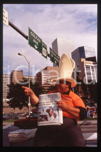 35mm vintage slide*1993 DENVER Americans waiting for GIOVANNI PAOLO II  Diapositiva d'epoca, in formato 35 mm.CONDIZIONI: GOODE' severamente vietata la riproduzione. Tutti i diritti sono riservati.Nella diapositiva ICharta mette in vendita, sul negozio eBay e in esclusiva sul sito "icharta" il proprio archivio composto da numerose diapositive e negativi fotografici d'epoca, tutti originali e autentici, che attraversano la storia del costume italiano tra gli la fine degli anni Sessanta e Novanta.Si tratta di uno sguardo inedito sull'attualit&agrave;, la politica, la vita quotidiana, il gossip e la cultura, che fotografa il cambiamento della nazione in quest'ultimo scorcio del XX secolo. Un'occasione unica per il mercato del collezionismo, che vede finalmente disponibile un archivio eccezionale per vastit&agrave;, tematiche e condizioni, in un settore (il negativo fotografico e la diapositiva) di assoluta novit&agrave; e dalle interessanti prospettive di investimento.  FAIR/discreto   originale e autentica 1