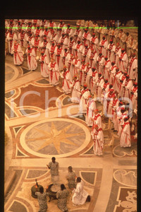35mm vintage slide* 1994 VATICANO Sinodo africano (2)  Diapositiva d'epoca, in formato 35 mm.CONDIZIONI: GOODE' severamente vietata la riproduzione. Tutti i diritti sono riservati.Nella diapositiva ICharta mette in vendita, sul negozio eBay e in esclusiva sul sito "icharta" il proprio archivio composto da numerose diapositive e negativi fotografici d'epoca, tutti originali e autentici, che attraversano la storia del costume italiano tra gli la fine degli anni Sessanta e Novanta.Si tratta di uno sguardo inedito sull'attualit&agrave;, la politica, la vita quotidiana, il gossip e la cultura, che fotografa il cambiamento della nazione in quest'ultimo scorcio del XX secolo. Un'occasione unica per il mercato del collezionismo, che vede finalmente disponibile un archivio eccezionale per vastit&agrave;, tematiche e condizioni, in un settore (il negativo fotografico e la diapositiva) di assoluta novit&agrave; e dalle interessanti prospettive di investimento.  FAIR/discreto   originale e autentica 1