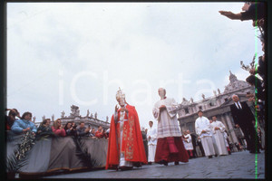 35mm vintage slide* 1993 VATICANO Papa GIOVANNI PAOLO II Karol WOJTYLA (1)  Diapositiva d'epoca, in formato 35 mm.CONDIZIONI: GOODE' severamente vietata la riproduzione. Tutti i diritti sono riservati.Nella diapositiva ICharta mette in vendita, sul negozio eBay e in esclusiva sul sito "icharta" il proprio archivio composto da numerose diapositive e negativi fotografici d'epoca, tutti originali e autentici, che attraversano la storia del costume italiano tra gli la fine degli anni Sessanta e Novanta.Si tratta di uno sguardo inedito sull'attualit&agrave;, la politica, la vita quotidiana, il gossip e la cultura, che fotografa il cambiamento della nazione in quest'ultimo scorcio del XX secolo. Un'occasione unica per il mercato del collezionismo, che vede finalmente disponibile un archivio eccezionale per vastit&agrave;, tematiche e condizioni, in un settore (il negativo fotografico e la diapositiva) di assoluta novit&agrave; e dalle interessanti prospettive di investimento.  FAIR/discreto   originale e autentica 1
