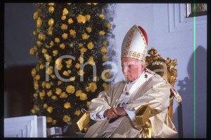 35mm vintage slide* 1994 CATANIA Giovanni Paolo II - Madonna del pianto (15)  Diapositiva d'epoca, in formato 35 mm.CONDIZIONI: GOODE' severamente vietata la riproduzione. Tutti i diritti sono riservati.Nella diapositiva ICharta mette in vendita, sul negozio eBay e in esclusiva sul sito "icharta" il proprio archivio composto da numerose diapositive e negativi fotografici d'epoca, tutti originali e autentici, che attraversano la storia del costume italiano tra gli la fine degli anni Sessanta e Novanta.Si tratta di uno sguardo inedito sull'attualit&agrave;, la politica, la vita quotidiana, il gossip e la cultura, che fotografa il cambiamento della nazione in quest'ultimo scorcio del XX secolo. Un'occasione unica per il mercato del collezionismo, che vede finalmente disponibile un archivio eccezionale per vastit&agrave;, tematiche e condizioni, in un settore (il negativo fotografico e la diapositiva) di assoluta novit&agrave; e dalle interessanti prospettive di investimento.  FAIR/discreto   originale e autentica 1