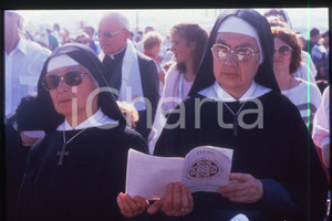 35mm vintage slide* 1986 LYON Nuns waiting for Giovanni Paolo II  Diapositiva d'epoca, in formato 35 mm.CONDIZIONI: GOODE' severamente vietata la riproduzione. Tutti i diritti sono riservati.Nella diapositiva ICharta mette in vendita, sul negozio eBay e in esclusiva sul sito "icharta" il proprio archivio composto da numerose diapositive e negativi fotografici d'epoca, tutti originali e autentici, che attraversano la storia del costume italiano tra gli la fine degli anni Sessanta e Novanta.Si tratta di uno sguardo inedito sull'attualit&agrave;, la politica, la vita quotidiana, il gossip e la cultura, che fotografa il cambiamento della nazione in quest'ultimo scorcio del XX secolo. Un'occasione unica per il mercato del collezionismo, che vede finalmente disponibile un archivio eccezionale per vastit&agrave;, tematiche e condizioni, in un settore (il negativo fotografico e la diapositiva) di assoluta novit&agrave; e dalle interessanti prospettive di investimento.  FAIR/discreto   originale e autentica 1