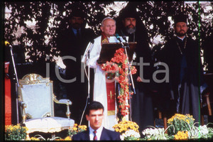 35mm vintage slide* 1986 LYON - FRANCE Giovanni Paolo II (2)  Diapositiva d'epoca, in formato 35 mm.CONDIZIONI: GOODE' severamente vietata la riproduzione. Tutti i diritti sono riservati.Nella diapositiva ICharta mette in vendita, sul negozio eBay e in esclusiva sul sito "icharta" il proprio archivio composto da numerose diapositive e negativi fotografici d'epoca, tutti originali e autentici, che attraversano la storia del costume italiano tra gli la fine degli anni Sessanta e Novanta.Si tratta di uno sguardo inedito sull'attualit&agrave;, la politica, la vita quotidiana, il gossip e la cultura, che fotografa il cambiamento della nazione in quest'ultimo scorcio del XX secolo. Un'occasione unica per il mercato del collezionismo, che vede finalmente disponibile un archivio eccezionale per vastit&agrave;, tematiche e condizioni, in un settore (il negativo fotografico e la diapositiva) di assoluta novit&agrave; e dalle interessanti prospettive di investimento.   FAIR/discreto   originale e autentica 1