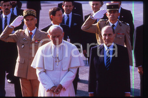 35mm vintage slide* 1986 LYON Giovanni Paolo II and François MITTERRAND (3)  Diapositiva d'epoca, in formato 35 mm.CONDIZIONI: GOODE' severamente vietata la riproduzione. Tutti i diritti sono riservati.Nella diapositiva ICharta mette in vendita, sul negozio eBay e in esclusiva sul sito "icharta" il proprio archivio composto da numerose diapositive e negativi fotografici d'epoca, tutti originali e autentici, che attraversano la storia del costume italiano tra gli la fine degli anni Sessanta e Novanta.Si tratta di uno sguardo inedito sull'attualit&agrave;, la politica, la vita quotidiana, il gossip e la cultura, che fotografa il cambiamento della nazione in quest'ultimo scorcio del XX secolo. Un'occasione unica per il mercato del collezionismo, che vede finalmente disponibile un archivio eccezionale per vastit&agrave;, tematiche e condizioni, in un settore (il negativo fotografico e la diapositiva) di assoluta novit&agrave; e dalle interessanti prospettive di investimento.  FAIR/discreto   originale e autentica 1