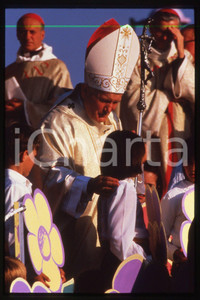 35mm vintage slide* 1986 LYON - FRANCE Papa Giovanni Paolo II (5)  Diapositiva d'epoca, in formato 35 mm.CONDIZIONI: GOODE' severamente vietata la riproduzione. Tutti i diritti sono riservati.Nella diapositiva ICharta mette in vendita, sul negozio eBay e in esclusiva sul sito "icharta" il proprio archivio composto da numerose diapositive e negativi fotografici d'epoca, tutti originali e autentici, che attraversano la storia del costume italiano tra gli la fine degli anni Sessanta e Novanta.Si tratta di uno sguardo inedito sull'attualit&agrave;, la politica, la vita quotidiana, il gossip e la cultura, che fotografa il cambiamento della nazione in quest'ultimo scorcio del XX secolo. Un'occasione unica per il mercato del collezionismo, che vede finalmente disponibile un archivio eccezionale per vastit&agrave;, tematiche e condizioni, in un settore (il negativo fotografico e la diapositiva) di assoluta novit&agrave; e dalle interessanti prospettive di investimento.   FAIR/discreto   originale e autentica 1