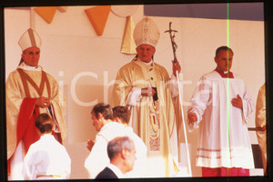 35mm vintage slide* 1986 LYON FRANCE Giovanni Paolo II (11)  Diapositiva d'epoca, in formato 35 mm.CONDIZIONI: GOODE' severamente vietata la riproduzione. Tutti i diritti sono riservati.Nella diapositiva ICharta mette in vendita, sul negozio eBay e in esclusiva sul sito "icharta" il proprio archivio composto da numerose diapositive e negativi fotografici d'epoca, tutti originali e autentici, che attraversano la storia del costume italiano tra gli la fine degli anni Sessanta e Novanta.Si tratta di uno sguardo inedito sull'attualit&agrave;, la politica, la vita quotidiana, il gossip e la cultura, che fotografa il cambiamento della nazione in quest'ultimo scorcio del XX secolo. Un'occasione unica per il mercato del collezionismo, che vede finalmente disponibile un archivio eccezionale per vastit&agrave;, tematiche e condizioni, in un settore (il negativo fotografico e la diapositiva) di assoluta novit&agrave; e dalle interessanti prospettive di investimento.  FAIR/discreto   originale e autentica 1