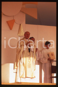 35mm vintage slide* 1986 LYON - FRANCE Papa Giovanni Paolo II (18)  Diapositiva d'epoca, in formato 35 mm.CONDIZIONI: GOODE' severamente vietata la riproduzione. Tutti i diritti sono riservati.Nella diapositiva ICharta mette in vendita, sul negozio eBay e in esclusiva sul sito "icharta" il proprio archivio composto da numerose diapositive e negativi fotografici d'epoca, tutti originali e autentici, che attraversano la storia del costume italiano tra gli la fine degli anni Sessanta e Novanta.Si tratta di uno sguardo inedito sull'attualit&agrave;, la politica, la vita quotidiana, il gossip e la cultura, che fotografa il cambiamento della nazione in quest'ultimo scorcio del XX secolo. Un'occasione unica per il mercato del collezionismo, che vede finalmente disponibile un archivio eccezionale per vastit&agrave;, tematiche e condizioni, in un settore (il negativo fotografico e la diapositiva) di assoluta novit&agrave; e dalle interessanti prospettive di investimento.   FAIR/discreto   originale e autentica 1