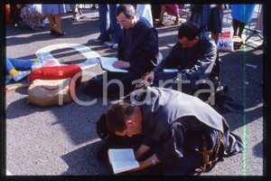 35mm vintage slide* 1986 LYON People waiting for Giovanni Paolo II (1)  Diapositiva d'epoca, in formato 35 mm.CONDIZIONI: GOODE' severamente vietata la riproduzione. Tutti i diritti sono riservati.Nella diapositiva ICharta mette in vendita, sul negozio eBay e in esclusiva sul sito "icharta" il proprio archivio composto da numerose diapositive e negativi fotografici d'epoca, tutti originali e autentici, che attraversano la storia del costume italiano tra gli la fine degli anni Sessanta e Novanta.Si tratta di uno sguardo inedito sull'attualit&agrave;, la politica, la vita quotidiana, il gossip e la cultura, che fotografa il cambiamento della nazione in quest'ultimo scorcio del XX secolo. Un'occasione unica per il mercato del collezionismo, che vede finalmente disponibile un archivio eccezionale per vastit&agrave;, tematiche e condizioni, in un settore (il negativo fotografico e la diapositiva) di assoluta novit&agrave; e dalle interessanti prospettive di investimento.   FAIR/discreto   originale e autentica 1
