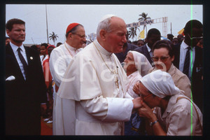 35mm vintage slide*1993 BENIN Giovanni Paolo II, mass in the municipal stadium-4  Diapositiva d'epoca, in formato 35 mm.CONDIZIONI: GOODE' severamente vietata la riproduzione. Tutti i diritti sono riservati.Nella diapositiva ICharta mette in vendita, sul negozio eBay e in esclusiva sul sito "icharta" il proprio archivio composto da numerose diapositive e negativi fotografici d'epoca, tutti originali e autentici, che attraversano la storia del costume italiano tra gli la fine degli anni Sessanta e Novanta.Si tratta di uno sguardo inedito sull'attualit&agrave;, la politica, la vita quotidiana, il gossip e la cultura, che fotografa il cambiamento della nazione in quest'ultimo scorcio del XX secolo. Un'occasione unica per il mercato del collezionismo, che vede finalmente disponibile un archivio eccezionale per vastit&agrave;, tematiche e condizioni, in un settore (il negativo fotografico e la diapositiva) di assoluta novit&agrave; e dalle interessanti prospettive di investimento.  FAIR/discreto   originale e autentica 1