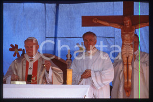 35mm vintage slide*1993 BENIN Giovanni Paolo II, mass in the municipal stadium-5  Diapositiva d'epoca, in formato 35 mm.CONDIZIONI: GOODE' severamente vietata la riproduzione. Tutti i diritti sono riservati.Nella diapositiva ICharta mette in vendita, sul negozio eBay e in esclusiva sul sito "icharta" il proprio archivio composto da numerose diapositive e negativi fotografici d'epoca, tutti originali e autentici, che attraversano la storia del costume italiano tra gli la fine degli anni Sessanta e Novanta.Si tratta di uno sguardo inedito sull'attualit&agrave;, la politica, la vita quotidiana, il gossip e la cultura, che fotografa il cambiamento della nazione in quest'ultimo scorcio del XX secolo. Un'occasione unica per il mercato del collezionismo, che vede finalmente disponibile un archivio eccezionale per vastit&agrave;, tematiche e condizioni, in un settore (il negativo fotografico e la diapositiva) di assoluta novit&agrave; e dalle interessanti prospettive di investimento.  FAIR/discreto   originale e autentica 1