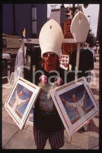 35mm vintage slide* 1993 Denver, souvenirs for visit of GIOVANNI PAOLO II  Diapositiva d'epoca, in formato 35 mm.CONDIZIONI: GOODE' severamente vietata la riproduzione. Tutti i diritti sono riservati.Nella diapositiva ICharta mette in vendita, sul negozio eBay e in esclusiva sul sito "icharta" il proprio archivio composto da numerose diapositive e negativi fotografici d'epoca, tutti originali e autentici, che attraversano la storia del costume italiano tra gli la fine degli anni Sessanta e Novanta.Si tratta di uno sguardo inedito sull'attualit&agrave;, la politica, la vita quotidiana, il gossip e la cultura, che fotografa il cambiamento della nazione in quest'ultimo scorcio del XX secolo. Un'occasione unica per il mercato del collezionismo, che vede finalmente disponibile un archivio eccezionale per vastit&agrave;, tematiche e condizioni, in un settore (il negativo fotografico e la diapositiva) di assoluta novit&agrave; e dalle interessanti prospettive di investimento.  FAIR/discreto   originale e autentica 1