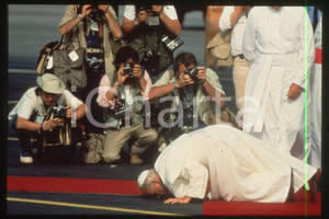 35mm vintage slide* 1982 Ivory Coast, Giovanni Paolo II, facing the Press 2  Diapositiva d'epoca, in formato 35 mm.CONDIZIONI: GOODE' severamente vietata la riproduzione. Tutti i diritti sono riservati.Nella diapositiva ICharta mette in vendita, sul negozio eBay e in esclusiva sul sito "icharta" il proprio archivio composto da numerose diapositive e negativi fotografici d'epoca, tutti originali e autentici, che attraversano la storia del costume italiano tra gli la fine degli anni Sessanta e Novanta.Si tratta di uno sguardo inedito sull'attualit&agrave;, la politica, la vita quotidiana, il gossip e la cultura, che fotografa il cambiamento della nazione in quest'ultimo scorcio del XX secolo. Un'occasione unica per il mercato del collezionismo, che vede finalmente disponibile un archivio eccezionale per vastit&agrave;, tematiche e condizioni, in un settore (il negativo fotografico e la diapositiva) di assoluta novit&agrave; e dalle interessanti prospettive di investimento.  FAIR/discreto   originale e autentica 1