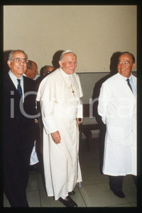 35mm vintage slide* 1994 ROMA Papa GIOVANNI PAOLO II - Ospedale Gemelli 1  Diapositiva d'epoca, in formato 35 mm.CONDIZIONI: GOODE' severamente vietata la riproduzione. Tutti i diritti sono riservati.Nella diapositiva ICharta mette in vendita, sul negozio eBay e in esclusiva sul sito "icharta" il proprio archivio composto da numerose diapositive e negativi fotografici d'epoca, tutti originali e autentici, che attraversano la storia del costume italiano tra gli la fine degli anni Sessanta e Novanta.Si tratta di uno sguardo inedito sull'attualit&agrave;, la politica, la vita quotidiana, il gossip e la cultura, che fotografa il cambiamento della nazione in quest'ultimo scorcio del XX secolo. Un'occasione unica per il mercato del collezionismo, che vede finalmente disponibile un archivio eccezionale per vastit&agrave;, tematiche e condizioni, in un settore (il negativo fotografico e la diapositiva) di assoluta novit&agrave; e dalle interessanti prospettive di investimento.  FAIR/discreto   originale e autentica 1